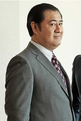 小手伸也さん