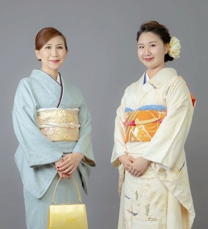 成人を迎えた娘さんと並ぶ高橋洋子さん