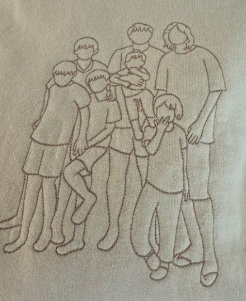 山本聖子さんが子供達の写真を元に作ったパーカーの刺繍